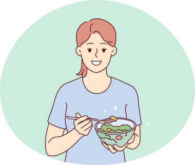 Gülümseyen kadın sağlıklı sebze salatası yiyor.