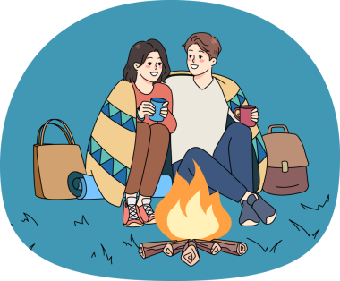 Mutlu çift romantik bir buluşmada ateşin yanına oturur.