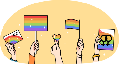 İnsanların elleri LGBT bayraklarını tutuyor