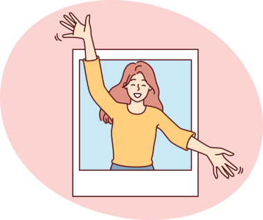 Sevinçli kadın kolları ayrık sana sarılmak ve iyi bir ruh hali vermek için fotoğraftan dışarı bakar. Sıradan giyinmiş çekici kız buluşmaya bayılıyor ya da veda etmek istiyor.