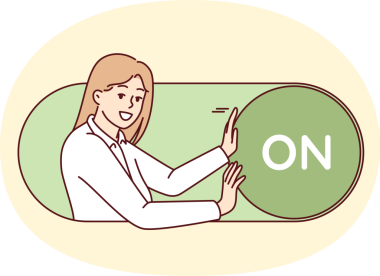 İnternet uygulamalarından ya da internet sitesinden dev bir değişimin içindeki gülümseyen kadın. Beyaz gömlekli mutlu kız yeni çevrimiçi hizmet başlatır veya daha önce engelli özelliklerini etkinleştirir