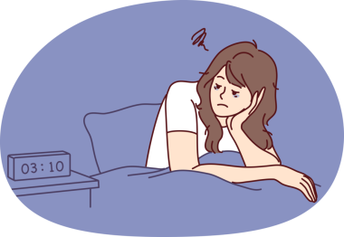 Yorgun bir kadın yatakta uykusuzluk çekiyor.