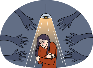 Kara ellerin musallat olduğu korkmuş kadın.