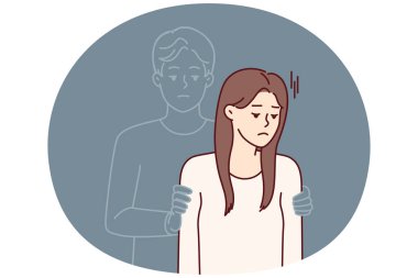 Erkek arkadaşından ayrılma ya da fiziksel yakınlık eksikliği konsepti için sevgilisine sarılan üzgün kız. Üzgün kadın dul, cenazeden sonra ölü kocanın varlığını hissediyor.