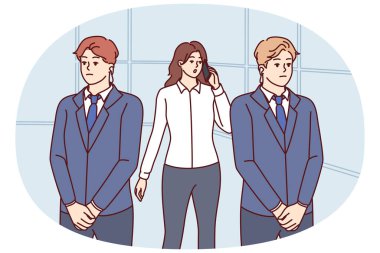 İş kadınının yanında iki koruma telefonda konuşuyor ve kişisel tehditler yüzünden korunmaya ihtiyaçları var. Takım elbiseli korumalar akıllı telefondan konuşan ünlü kızı ya da politikacıyı koruyor.