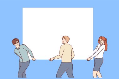 İş adamlarından oluşan bir grup, ticari teklifleri göstermek amacıyla boş beyaz pankart taşıyor. Reklam panoları olan iki kadın ve erkek ofis çalışanının ekip çalışması.