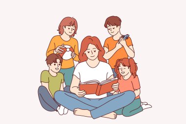 Kadın anaokulu öğretmeni, yeni peri masallarını ilgiyle dinleyen çocuklara kitap okuyor. Mutlu anaokulu öğrencileri dostane bir ortam ve birlikte vakit geçirme fırsatının tadını çıkarıyorlar.