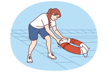 Kadın boğulmaya yardım etmek için havuza can simidi atıyor ya da suya düşen yüzücü değil. Can simidi olan gülümseyen kız derin havuz kenarında durur ve otelde ya da spor salonunda cankurtaran olarak çalışır.