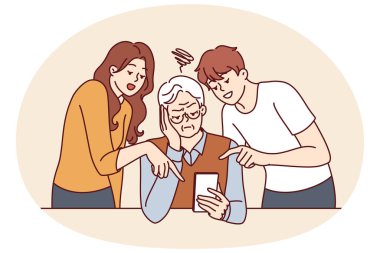 Yaşlı adam telefon kullanmayı öğreniyor ve yetişkin çocukların SMS mesajının nasıl gönderileceğini öğretmesini dinliyor. Yaşlı insan, modern akıllı telefon ve internet uygulamasını kullanamadığı için üzgün.
