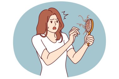 Kadın saç dökülmesi problemini öğrenir tarağı görür ve ağzını açar. Şok olmuş bir kızın saç dökülmesi ya da baş için şampuan öneren bir kozmetikçiye danışmaya ihtiyacı vardır.