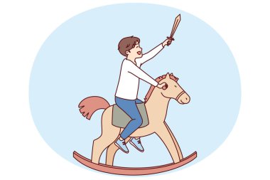 Karantina ya da kasırga tehdidi ihtimaline karşı mutlu bir kadının elindeki tuvalet kağıdı yığını. Genç kızın elinde hijyen ürünlerinde yapılan büyük indirimler sırasında alınmış bir sürü tuvalet kağıdı var..