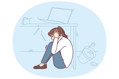 Korkan kadın bina yıkılırken kendini kurtarmak için ofis masasının altında deprem olmasını bekliyor. Depremden, hortumdan ve diğer doğal anormalliklerden kaçan bir kız yerde oturuyor.