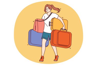 Kadınlar uzun bir yolculuğa çıkarken ya da ikamet yerlerini değiştirirken bir sürü turist bavulu taşırlar. Ağır valizli bir kız konsept göç ve ülke değişimi için yürüyor ve gülümsüyor.
