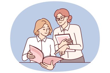 Kadınlar dergi okuyup moda eğilimlerini ya da gazetecilerin şehir haberleriyle ilgili makalelerini tartışıyor. Mağaza ya da kafe çalışanı kız ziyaretçi dergi kataloğuna ya da restoran menüsüne gösteri yapıyor