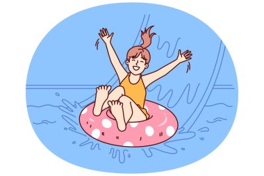 Havuzdaki küçük kız şişme halkada yüzüyor ve güneşli yaz havasında su parkını ziyaret etmekten hoşlanıyor. Havuzda rahatlayan ve çocuklar için su parkında kayan mutlu bir çocukluk.