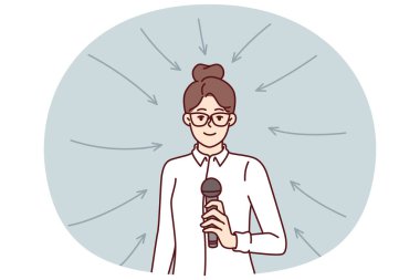 Mikrofonlu iş kadını profesyonel seminer ya da konferansa katılma konsepti için oklar arasında yer alıyor. Kız işletme koçu, mikrofonu verimli işler için motive ediyor.
