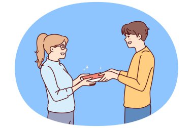 Erkek öğrenci okul aşkı ya da sınavlara ortak hazırlık konsepti için kitabı kıza veriyor. Sevilen okul çocuğu ve liseli kız, öğretmenin talimatları üzerine rapor hazırlamak için ellerinde kitap tutuyorlar.