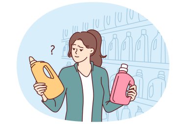 Kadının elinde markette rafların yanında duran çamaşır deterjanı ya da temizlik malzemesi şişeleri var. Süpermarkete gelen kız ziyaretçi, satın almak için en iyi seçeneği seçen malları karşılaştırıyor
