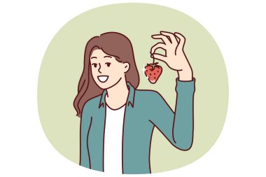 Çilekli bir kadın sağlıklı vitaminler içeren taze organik meyveler yemeyi öneriyor. Güzel bir kızın elindeki büyük çilek iyi meyve hasadı gösteriyor..