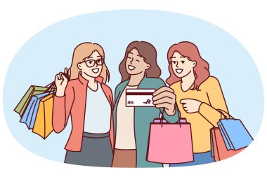 Kadınlar alışveriş için kredi kartı gösteriyor ve alışveriş merkezine gittikten sonra butiklerin paketlerini tutuyor. Üç mutlu kız, kara cuma günü indirimli veya nakit parayla alışveriş yapmayı öneriyor.