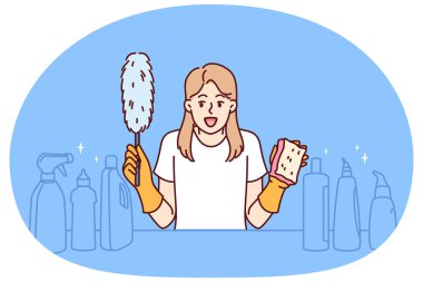 Neşeli kadın temizlikçi çığlık atıyor ve elinde fırça tutuyor, elinde deterjanlarla masanın yanında duruyor. Hizmetçi kız, evde ya da dairede temizlik yapmak için iyi kimyasallarla neşeleniyor.