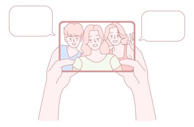 Üç neşeli arkadaş birlikte eğlenceli bir selfie çekiyorlar. Arkadaşlığın ve eğlencenin özünü vurguluyorlar.