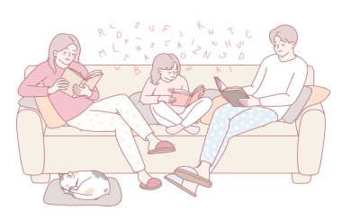 Huzurlu bir aile anı. Aileler ve çocukları rahat bir kanepede mutlu bir şekilde kitap okuyup anılar yaratıyorlar.