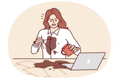 Kadın ofis işleri yaparken gömleğine kahve döktü ve laptoplar ve belgelerle masada oturdu. Sakar kız dikkatsizlik ya da uzun çalışmadan sonra yorgunluk yüzünden sıcak içeceği masaya döktü.
