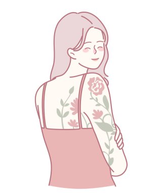 Şık, genç bir kadın kolunda canlı, renkli çiçek dövmelerini sergiliyor.