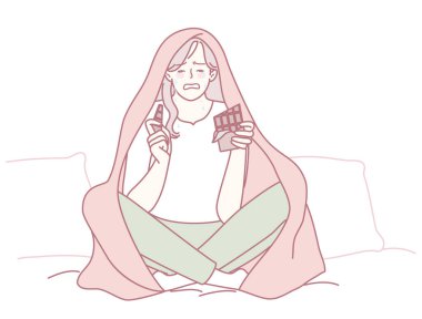 Yumuşak battaniyeli bir kız sıcak bir öğleden sonra evde dinlenirken lezzetli atıştırmalıkların tadını çıkartıyor.