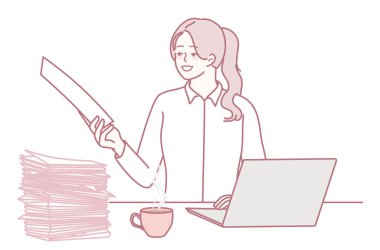 Bir kadın, yanında dizüstü bilgisayar ve kahve fincanı ile düzenli çalışma alanındaki belgeleri incelemeye odaklanır.