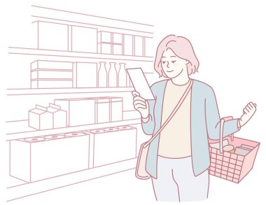 Bir kadın bakkal raflarını karıştırırken aynı zamanda alışveriş listesini kontrol ediyor.