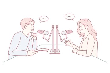 Gülümseyen çeşitli insanlar stüdyoda mikrofonlarda podcast 'te birlikte konuşuyorlar. İstasyonda iyi radyo sunucusu röportajları. Eğlence endüstrisi. Vektör illüstrasyonu.