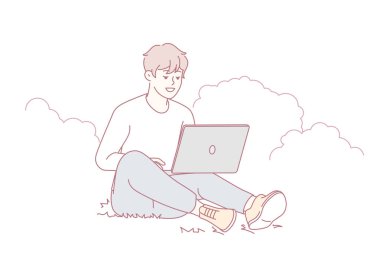 Gülümseyen genç adam parkta çimlere oturup dizüstü bilgisayarla çalışıyor. Mutlu adam dışarıda bilgisayarla rahatlıyor. Serbest çalışan ve uzaktan kumandalı. Vektör illüstrasyonu.