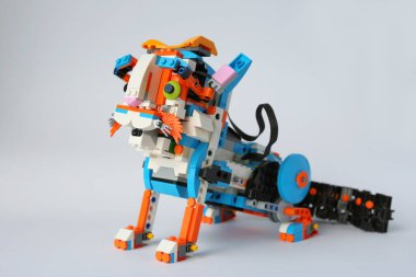 Robot kedi arka ayaklarının üzerine oturdu.