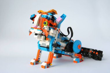Robot kedi arka ayaklarının üzerine oturdu.