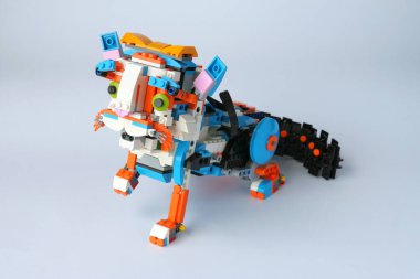  Robot kedi ön patisini kaldırdı.