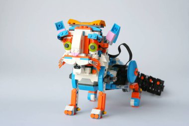 Robot kedi arka ayaklarının üzerine oturdu.