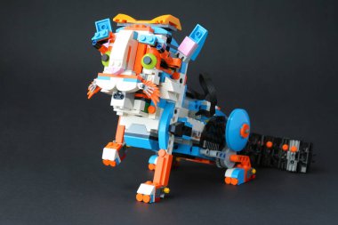  Robot kedi ön patisini kaldırdı.