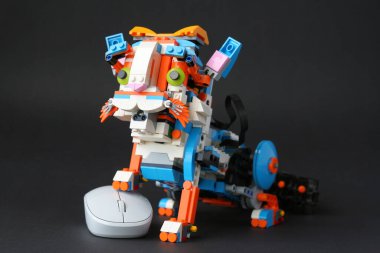 Robot kedi bir bilgisayar faresi yakaladı