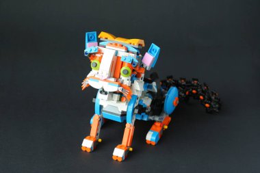 Robot kedi arka ayaklarının üzerine oturdu.