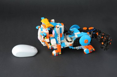  Bir robot kedi bir bilgisayar faresine bakıyor.