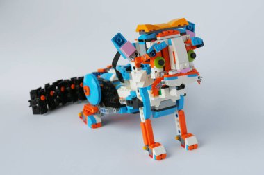Robot kedi arka ayaklarının üzerine oturdu.