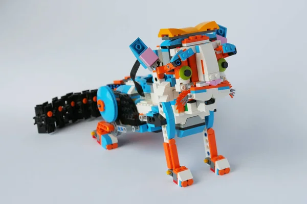 Robot kedi arka ayaklarının üzerine oturdu.