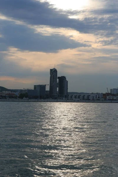 Deniz manzaralı bir şehir.