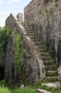 eski bir kale kalıntıları