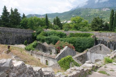 eski bir kale kalıntıları