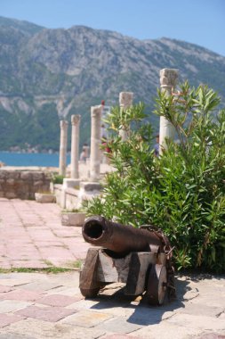 Antik sütunların arka planında antik toplar