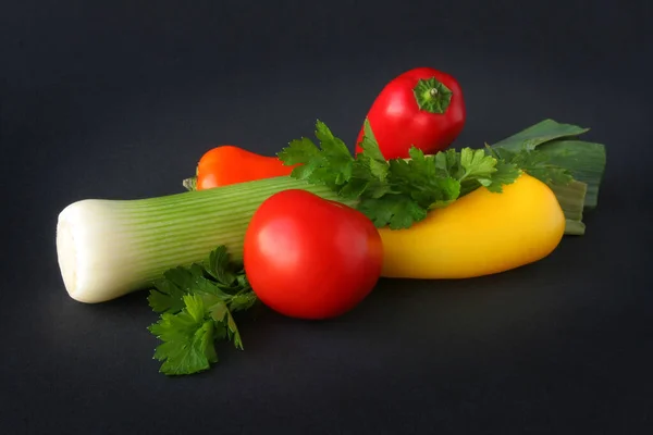 Świeże Warzywa Czarnym Tle Zbliżenie Przestrzeń Kopiowania — Zdjęcie stockowe