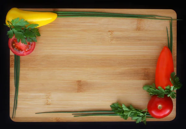 Verduras Frescas Una Tabla Cortar Madera Con Espacio Para Texto —  Fotos de Stock
